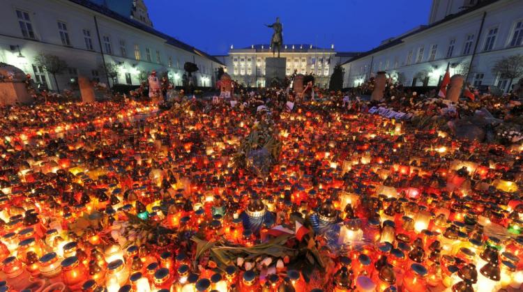A sea of candles were laid out in front of the presidential palace in the early hours on April 11, 2010 in Warsaw. (Joe Klamar/AFP/Getty Images)