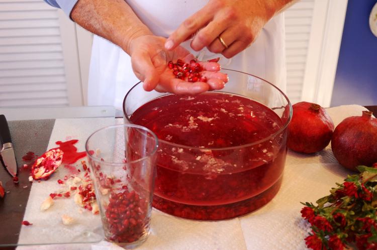 DESEEDING POMEGRANATES: Deseed in a bowl full of cold water to minimize the mess and to speed up the process.  (Cat Rooney/The Epoch Times)