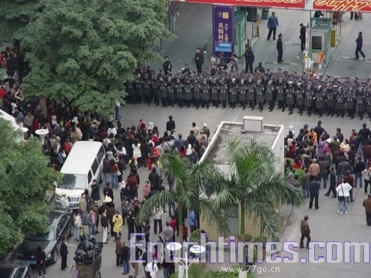  Over 1,000 policemen were mobilized to disperse local residents protesting construction of the Junjing Transformer Station at Tianhe District, Guangzhou City, Guangtong Province on Dec. 30, 2008. (The Epoch Times)