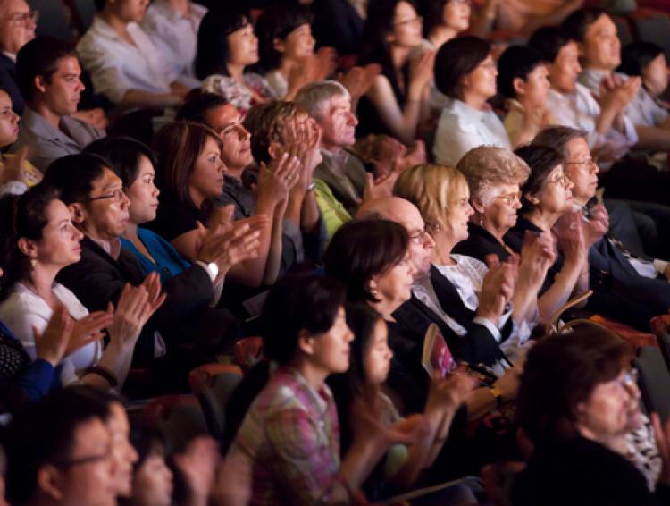 The audience applauds after a Shen Yun performance in Rhode Island in 2009. Shen Yun will next perform in Rhode Island on June 26 and 27.  (The Epoch Times)