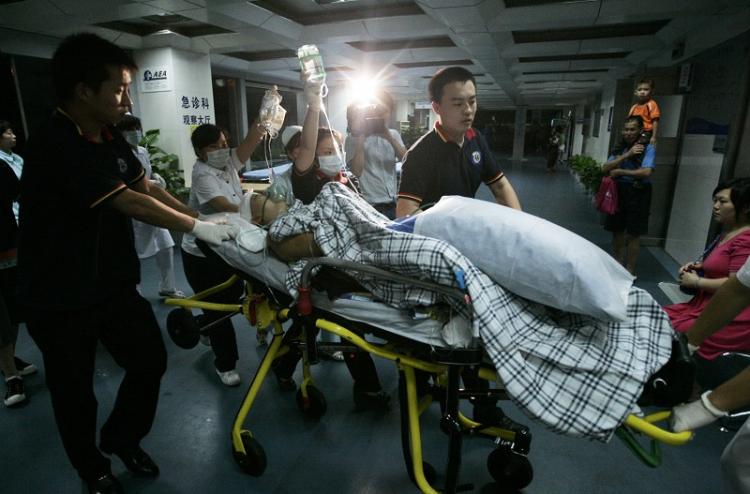 An injured person is rushed to the Shenzhen Medical Emergency Center.  (The Epoch Times Photo Archive)