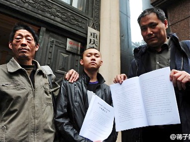 Ren Jianyu, with his father Ren Shiliu (L) and lawyer Pu Zhiqiang (R)