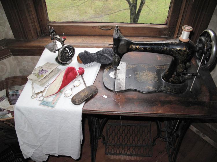 Turn of the century items from the Roedde house museum. (Albert Chen/The Epoch Times)
