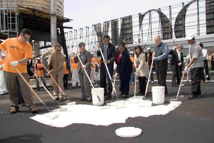 2nd from R: Community Environmental Center (CEC) President and Chief Executive Officer Richard Cherry, 3rd from L: New York City Housing Authority (NYCHA) Commissioner Margarita Lopez, far left: Buildings Commissioner Robert LiMandri and others demonstrate the process of rooftop cooling on top of LaGuardia Community College. (Kristina Skorbach/The Epoch Times)