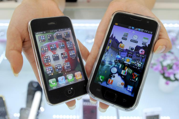 A Samsung Galaxy S mobile phone (R) and an Apple iPhone are shown in a store display. (Park Ji-Hwan/AFP/Getty Images)