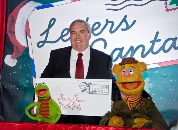 Muppets Kermit the Frog (L) and Fozzie Bear joined Postmaster General Jack Potter at the main post office on Tuesday to kick of the holiday 'Letters to Santa' program, which enlists volunteers to reply to children's letters to Santa. (Aloysio Santos/The Epoch Times)