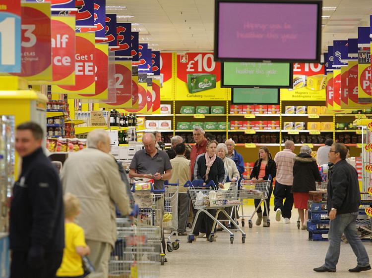 Shoppers fill the aisles of the Tesco Extra superstore in New Malden, Surrey, England. (Oli Scarff/Getty Images)