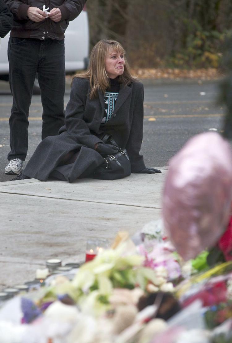 Mourners visit a shrine outside of Lakewood Police headquarters for four officers who were killed November 30, 2009 in Lakewood, Washington. (Stephen Brashear/Getty Images)