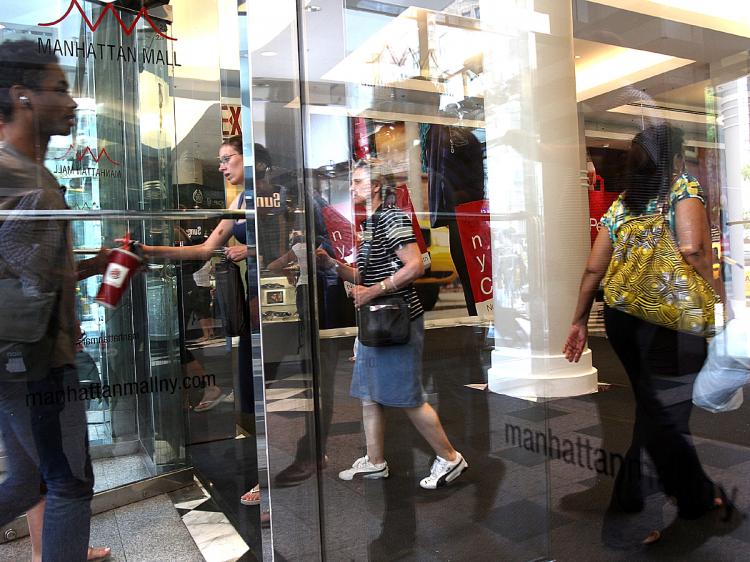People enter the Manhattan Mall on August 4, 2009 in New York City. (Spencer Platt/Getty Images)