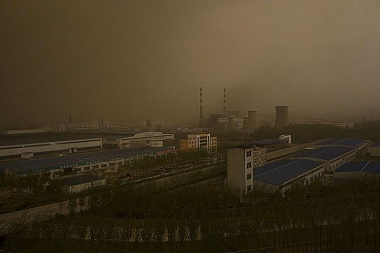 Around 4 p.m. on April 26, a serious sandstorm with strong winds hits Pingyin County in East China's Shandong Province. ()