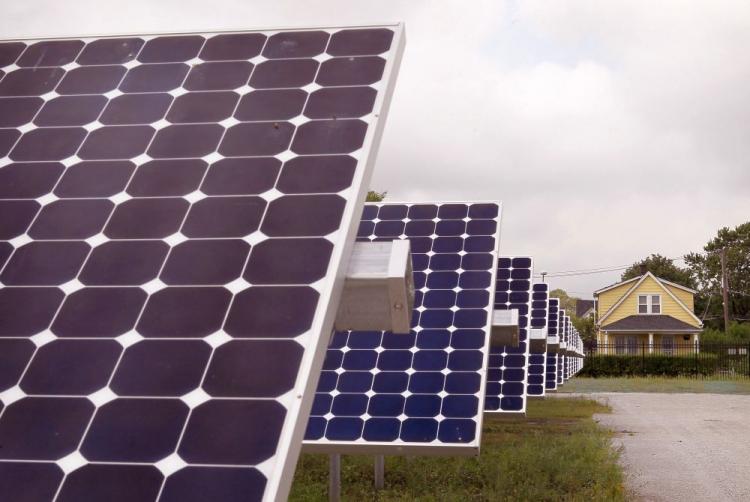 Solar photovoltaic panels generate electricity at an Exelon solar power facility on in Chicago, Illinois.  (Scott Olson/Getty Images)