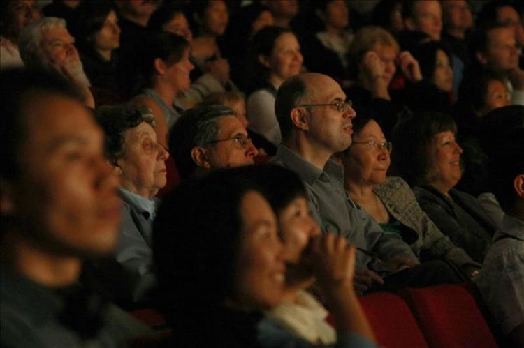 Members of audience enjoy the 'Mid-Autumn Spectacular' at Toronto's John Bassett Theatre.  (Victor Chen/The Epoch Times)