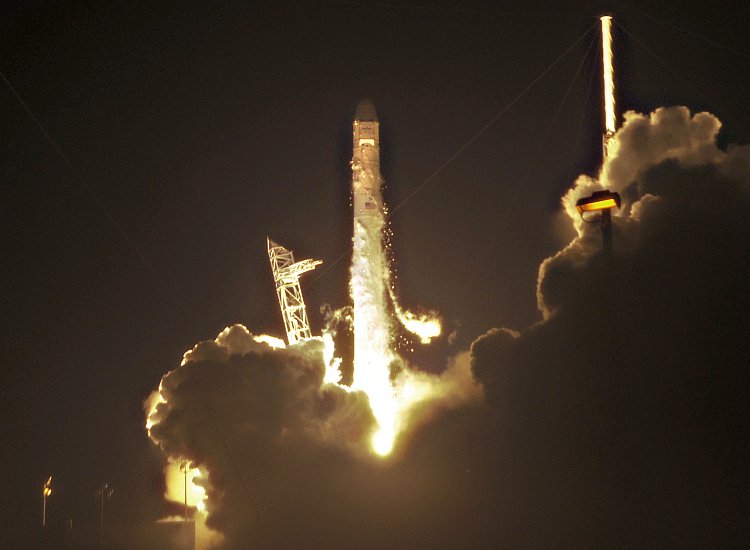 SpaceX's Falcon 9 rocket lifts off early May 22, 2012