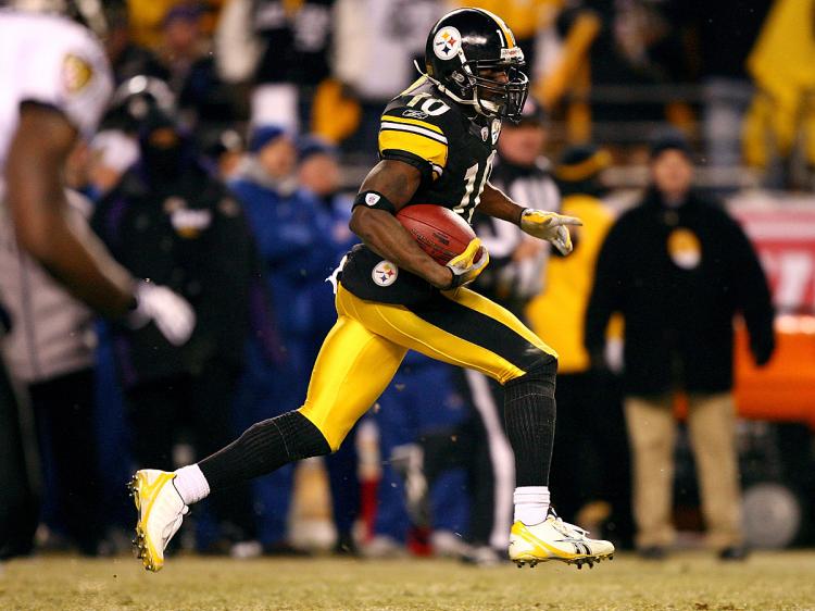 Santonio Holmes #10 of the Pittsburgh Steelers runs for a 65-yard touchdown against the Baltimore Ravens during the AFC Championship game on January 18.   (Al Bello/Getty Images)