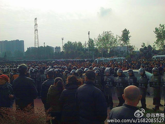 Thousands of workers at Yimian Group in Hebei Province have been on strike for over seven days. (The Epoch Times)