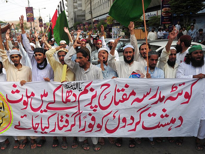 Pakistani Sunni Muslim activists from Ahle Sunnat Wal-Jmmat