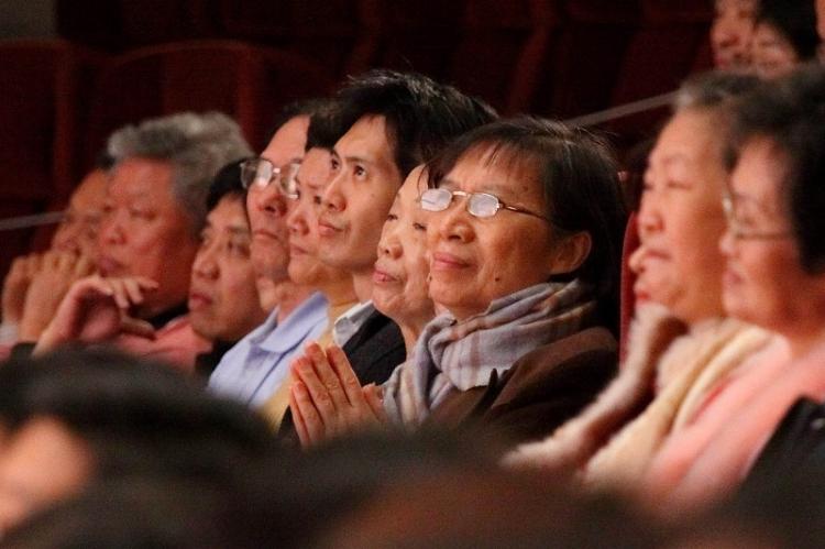Audience at the Divine Performing Arts 2009 World Tour premiere in Taipei captivated. (Wu Bohua/The Epoch Times)