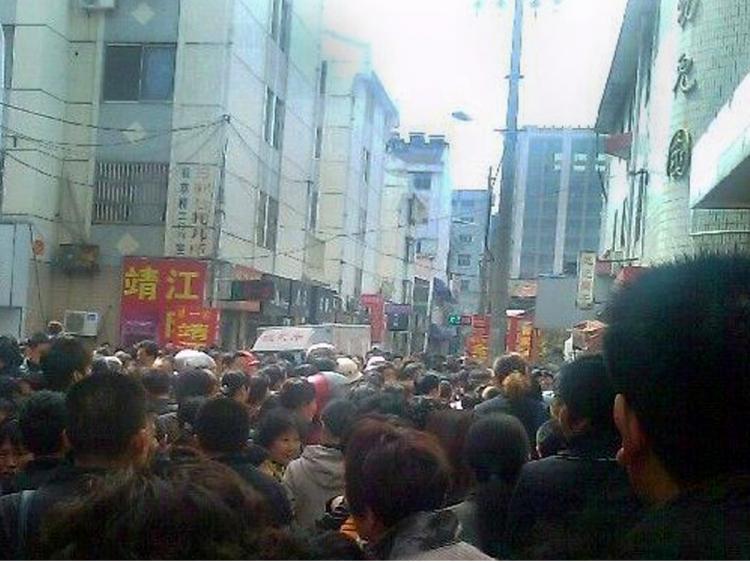 A crowd gather outside a kindergarten where a man attacked and injured 29 young children and three adults in Taixing, eastern China's Jiangsu province on April 29. (AFP/Getty Images)