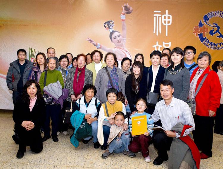 A group of thirty people from Hong Kong arrived in Taichung to watch New York's Shen Yun Performing Arts. (Tang Bin/The Epoch Times)
