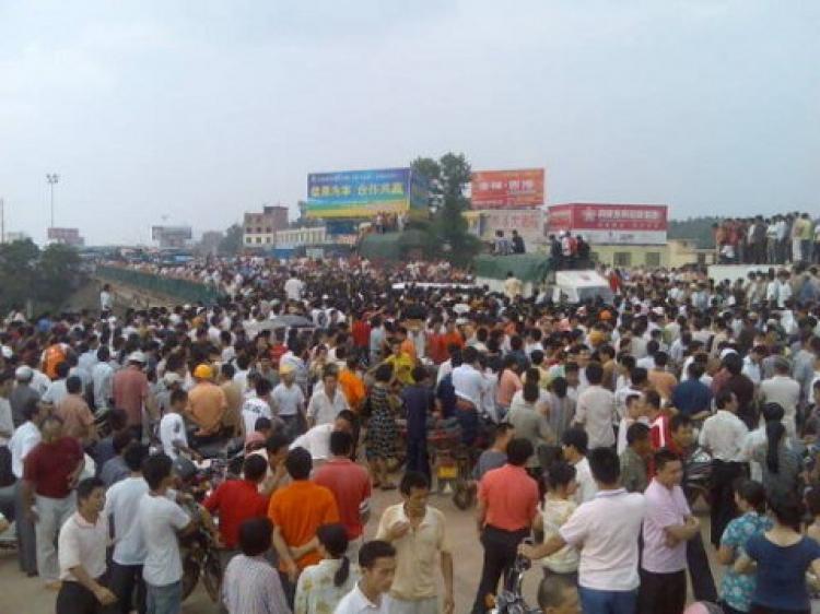 More than 10,000 people protested on the street in Nankang, Jiangxi Province. The protest paralyzed the Nankang segment of the Ganyue Highway. (The Epoch Times)