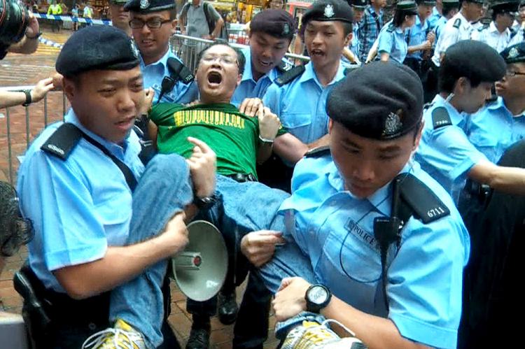 Police forcefully take away Alliance Deputy Chair Richard Choi Yiu-cheong. (Pan Zaishu/Epoch Times Staff)