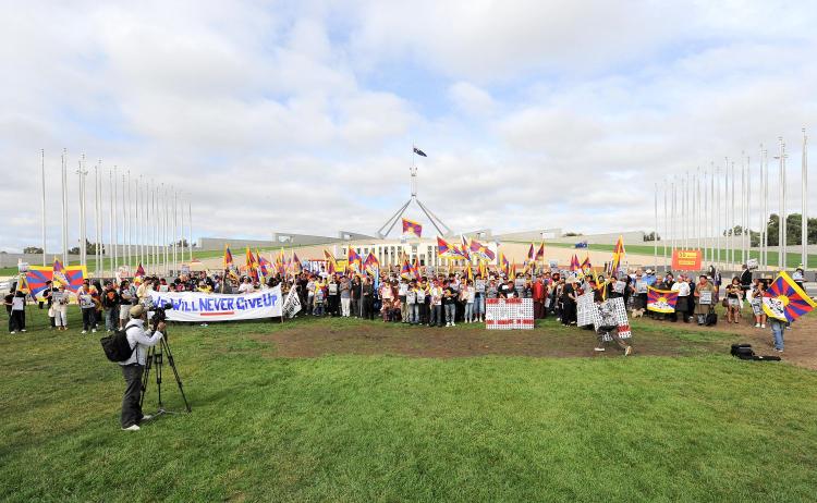 Hundreds join a pro-Tibet rally outside Parliament House in Canberra on March 10, 2009. (Torsten Blackwood/AFP/Getty Images)
