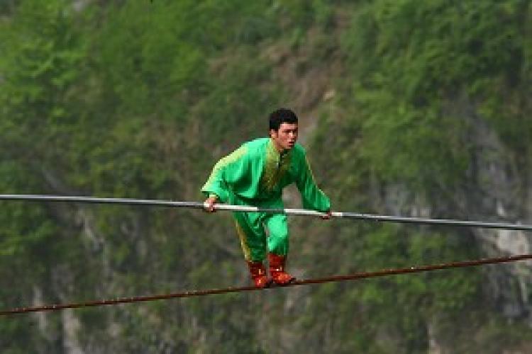 25-year-old Samit Ijon set the new world record for accomplishing the steepest long-distance tightrope walking. (The Epoch Times)