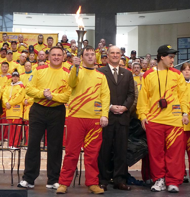 CARRYING THE TORCH: Special Olympians and law enforcement professionals together welcomed the Flame of Hope to New York ahead of the Special Olympics Winter Gamers in Boise, Idaho Feb. 7-13. (Christine Lin/The Epoch Times)