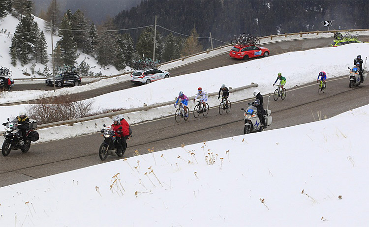 Domenico Pozzovivo attacks, followed Carlos Betancur and Darwin Atapuma, while Sylvester Szmyd and Damiano Cunego try to keep up. (colango.com)