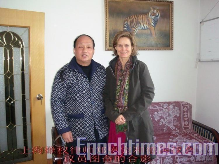 Mrs. Helga Truepel, member of the European Parliament, has her photograph taken with Zheng Enchong, a famous Shanghai human rights lawyer at a two-hour meeting. (The Epoch Times)