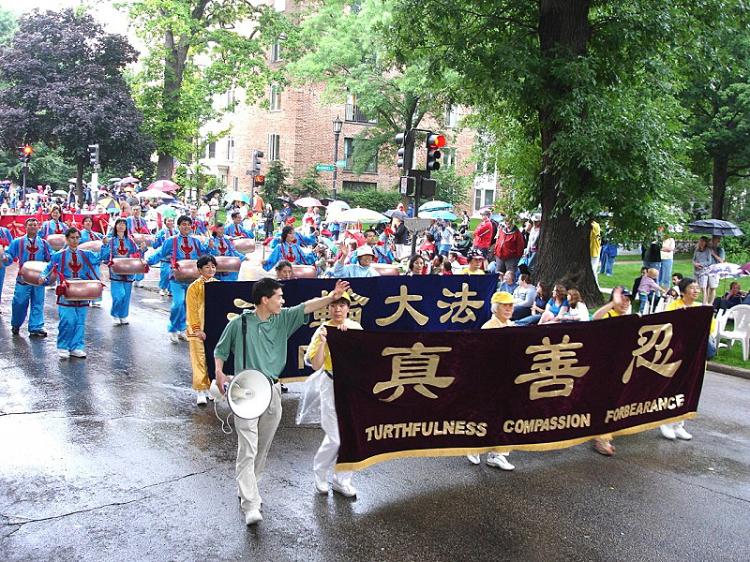 Falun Gong practitioners march in the Evanston Independence Day July 4, 2009.Parade. (Tang Yin/The Epoch Times)