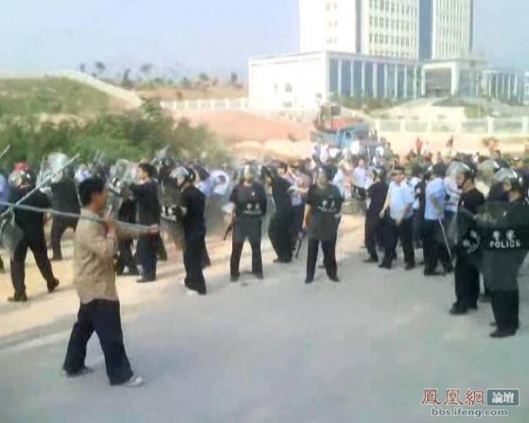 A fierce confrontation erupted between villagers and police over land acquisition and demolition issues in Guangdong Village of Shaoguan City. (The Epoch Times)