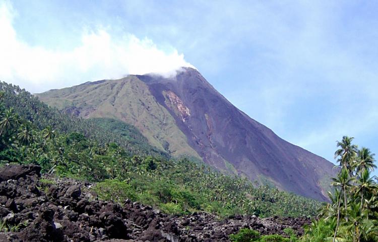 Mount Karangetang spews out smoke during its last eruption in July 2006.  (AFP/Getty Images)
