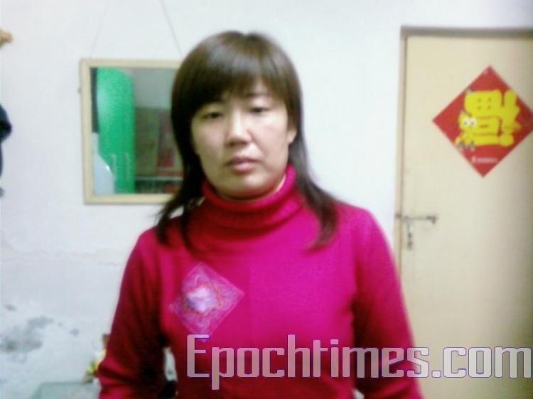 Ms. Wang Haizhen, a vet from Hebei Animal Pharmaceutical Co., exposes corruption within the industry. (The Epoch Times)