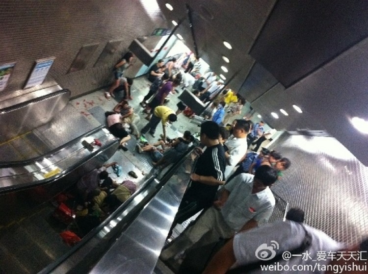 A Beijing subway escalator accident caused the death of a 13-year-old boy and and 30 injuries. (Weibo.com)