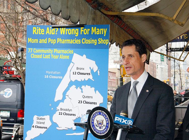 BAD RX? Rep. Anthony Weiner with a map of New York City independent pharmacies that have closed over the last year, as big chains have continued to grow.   (Li Xin/The Epoch Times)
