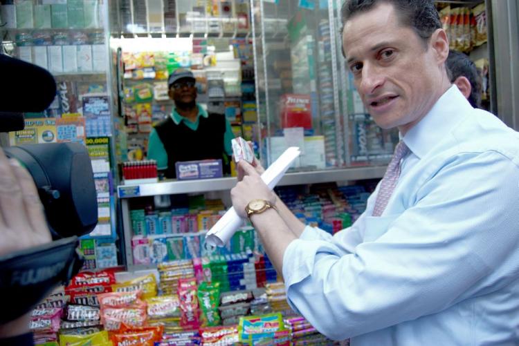 Representative Anthony Weiner points out the stamp on a pack of legal and properly taxed cigarettes selling at a newsstand for $10.25. (Catherine Yang/The Epoch Times)