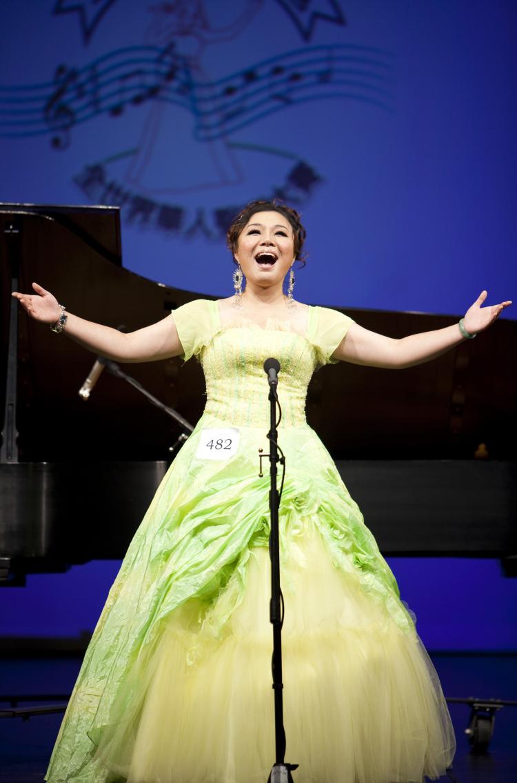 Soprano Geng Haolan from Guangzhou, Guangdong, China, is crowned the gold award recipient for 2009 NTDTV Chinese International Vocal Competition. (Edward Dai/The Epoch Times)