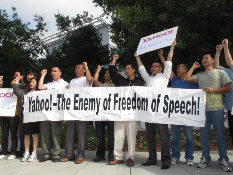 Protesters outside Yahoo's headquarters in Silicone Valley on July 20. Their complaints were ignored by Yahoo. (Wen Jingli/The Epoch Times)