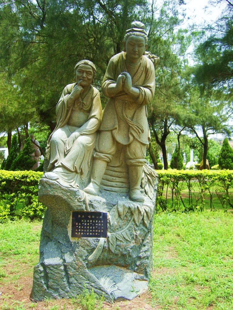 A statue of Zengzi (R) with his mother. (Public domain image)