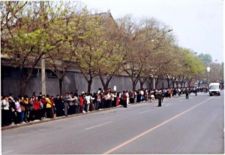 CHINA: 10,000 people appealing near the central compound of China's leaders on April 25th, 1999 (Epochtimes.com)