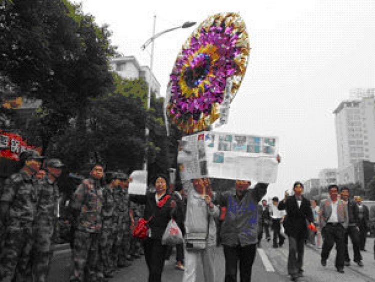 A memorial wreath for Zhu Jun is seen on June 2 outside the Lingling District Court, where he killed three judges the previous day. (Courtesy of Yongzhou resident to Radio Free Asia)