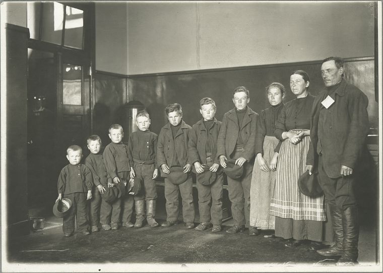 Century Old Photos of Ellis Island Immigrants Show What They Left ...