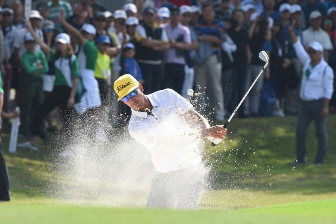 Rafa Cabrera Bello splashes out of the bunker on the 7th hole on the final day of the UBS Hong Kong Open 2016, at Fanling on Sunday Dec 11, 2016. (Bill Cox/Epoch Times)