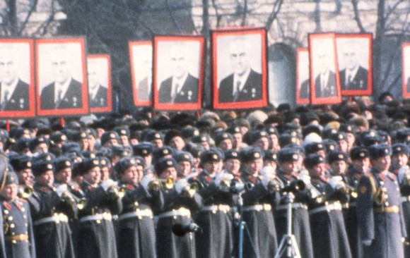 Soldados em Moscou olham para o funeral do líder soviético e ex-chefe da KGB Yuri Andropov em 1984. Sete anos depois, a União Soviética entrou em colapso (AFP / Getty Images)