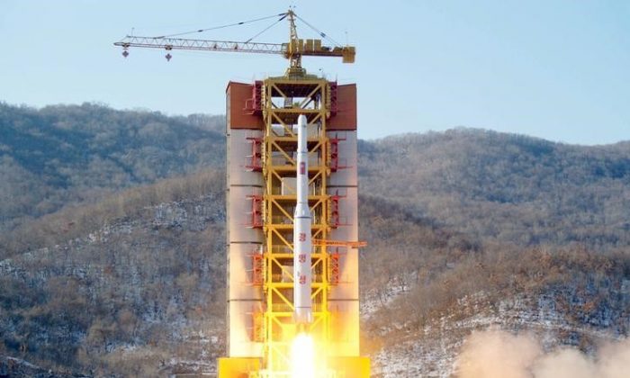 Un razzo nord-coreano a lungo raggio viene lanciato in aria nel sito di lancio Sohae, in Corea del Nord, 7 febbraio 2016. Credits to: REUTERS/Kyodo.