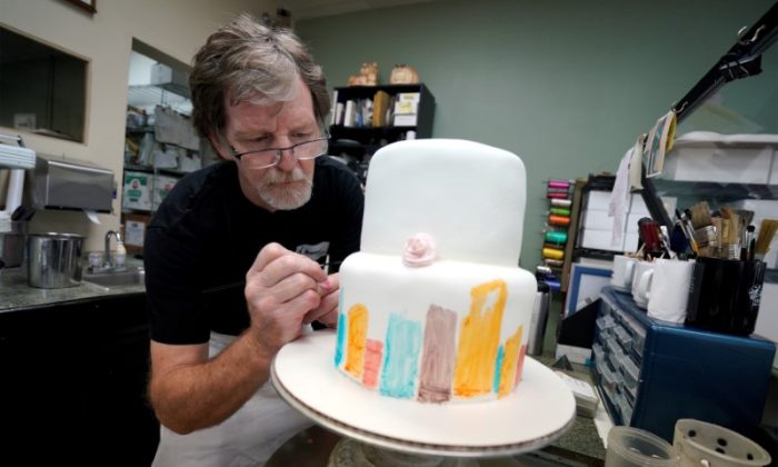 Baker Jack Phillips decorates a cake at his Masterpiece Cakeshop in Lakewood, Colo., on Sept. 21, 2017.  (Reuters/Rick Wilking/File Photo)