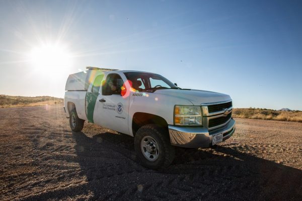 A Border Patrol agent by the U.S.-Mexico border west of Nogales, Ariz., on May 23, 2018. (Samira Bouaou/The Epoch Times)