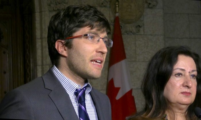 Nghị sĩ Canada Garnett Genuis và Thượng nghị sĩ Salma Ataullahjan trong cuộc họp báo về dự luật chống buôn bán nội tạng