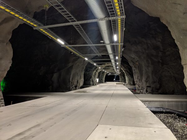 Um tunel no centro de dados da Mina Lefdal em Måløy, Noruega. Toda a mina terá capacidade para 1500 contêineres depois de totalmente construída (Valentin Schmid / The Epoch Times)